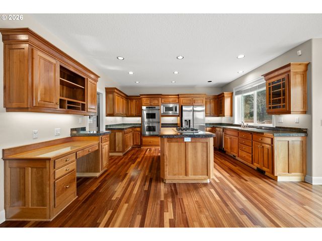 2037 Nw WOODROSE Dr, Portland, OR 97229