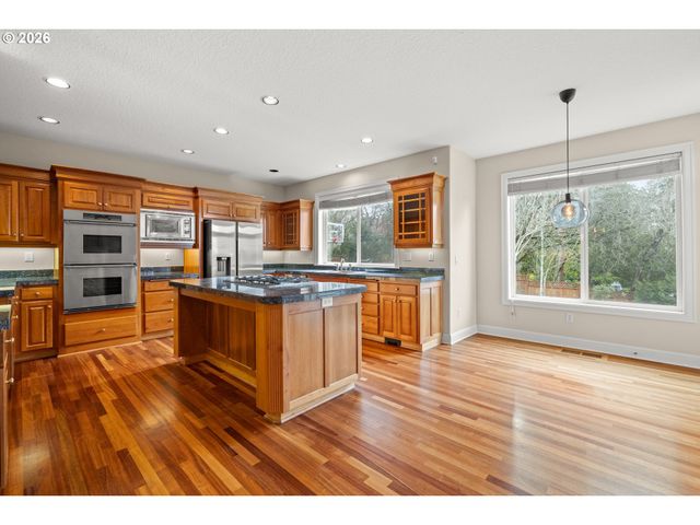 2037 Nw WOODROSE Dr, Portland, OR 97229