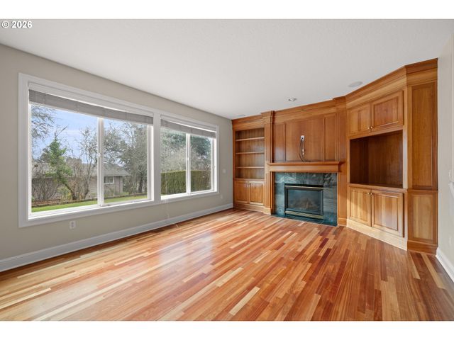 2037 Nw WOODROSE Dr, Portland, OR 97229