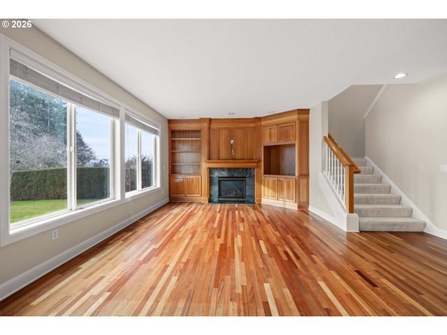 2037 Nw WOODROSE Dr, Portland, OR 97229