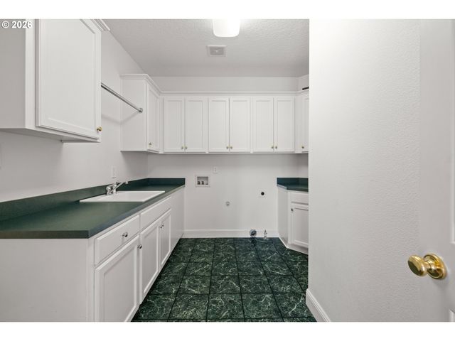 2037 Nw WOODROSE Dr, Portland, OR 97229