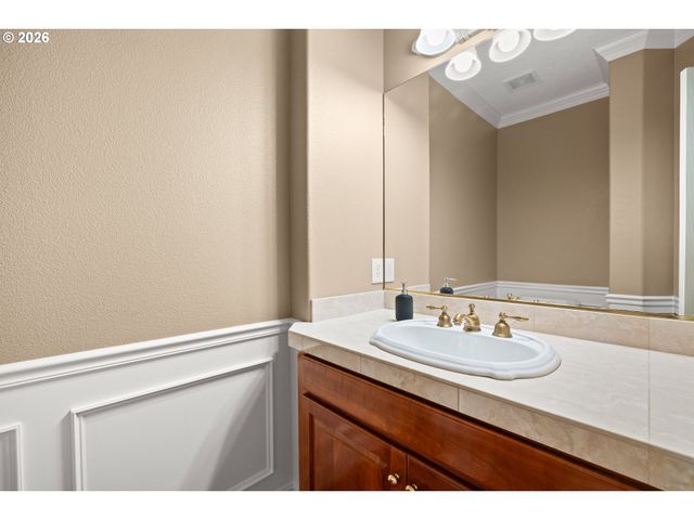 2037 Nw WOODROSE Dr, Portland, OR 97229