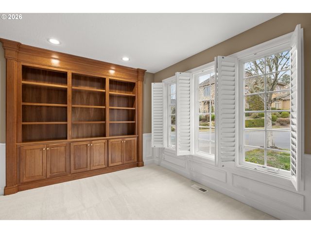 2037 Nw WOODROSE Dr, Portland, OR 97229