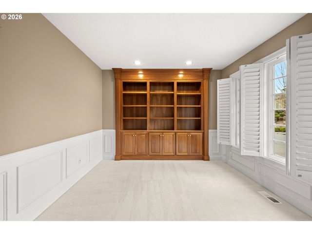 2037 Nw WOODROSE Dr, Portland, OR 97229