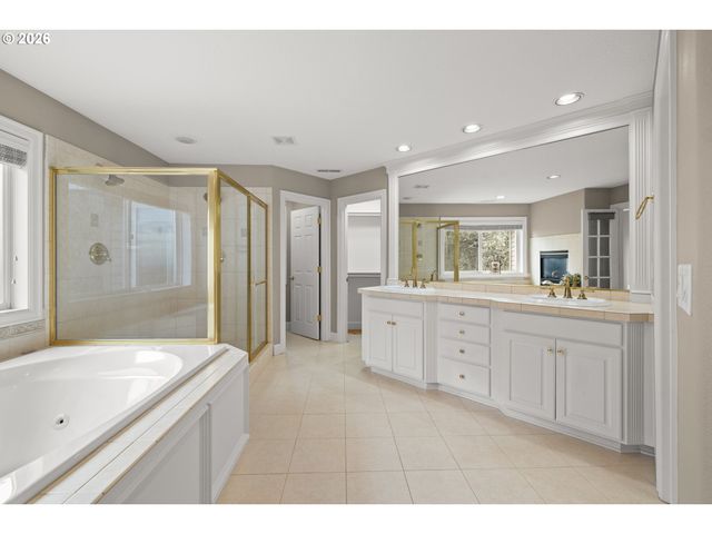 2037 Nw WOODROSE Dr, Portland, OR 97229