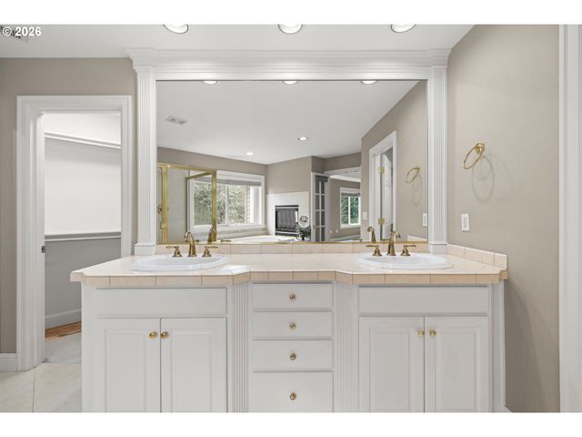 2037 Nw WOODROSE Dr, Portland, OR 97229