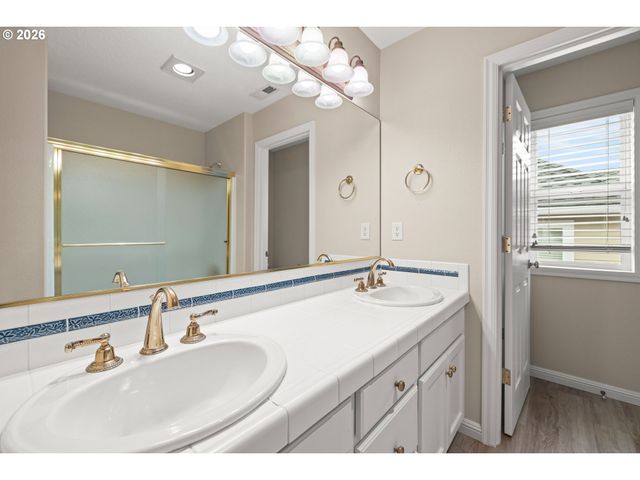 2037 Nw WOODROSE Dr, Portland, OR 97229