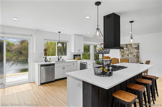 34904 Bunker Hill Drive, Farmington, MI 48331