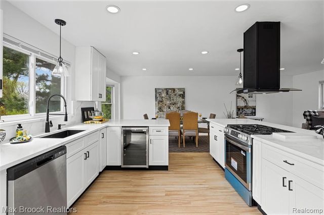 34904 Bunker Hill Drive, Farmington, MI 48331