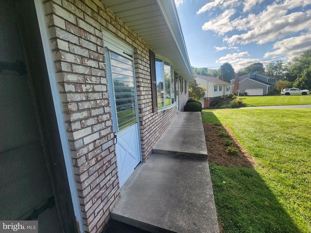 2241 SEITZ DR, Lancaster, PA 17601