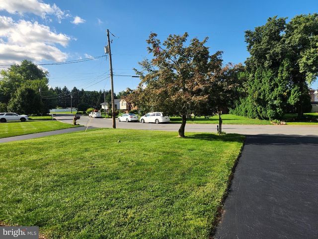 2241 SEITZ DR, Lancaster, PA 17601