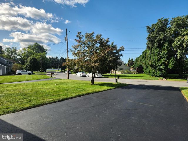 2241 SEITZ DR, Lancaster, PA 17601
