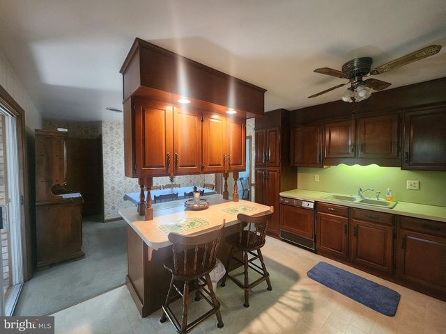 2241 SEITZ DR, Lancaster, PA 17601