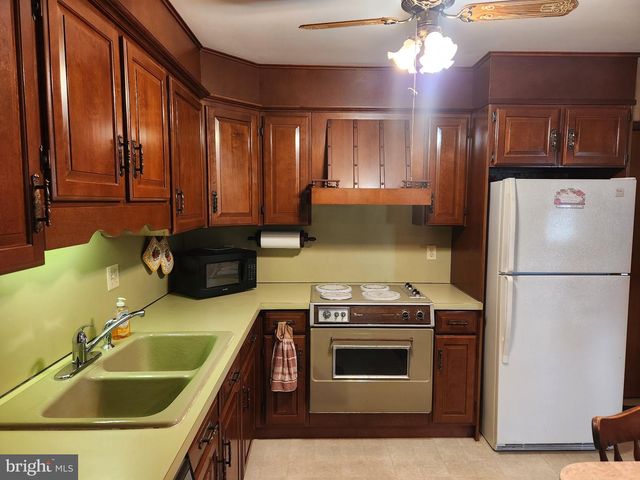 2241 SEITZ DR, Lancaster, PA 17601