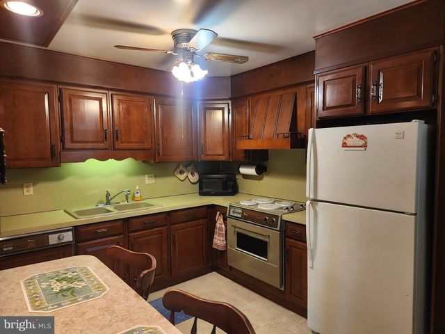 2241 SEITZ DR, Lancaster, PA 17601