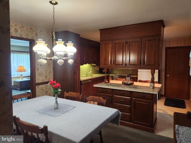 2241 SEITZ DR, Lancaster, PA 17601