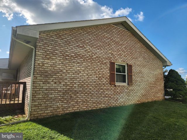 2241 SEITZ DR, Lancaster, PA 17601