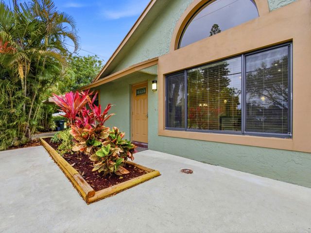 825 Dogwood Drive, Delray Beach, FL 33483