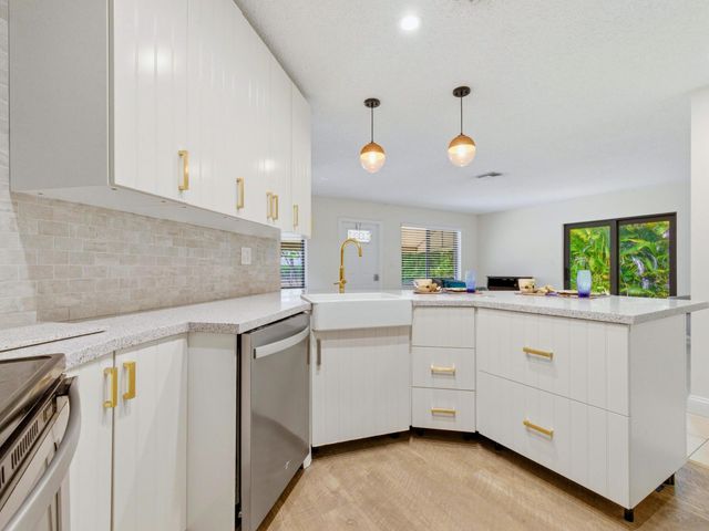 825 Dogwood Drive, Delray Beach, FL 33483