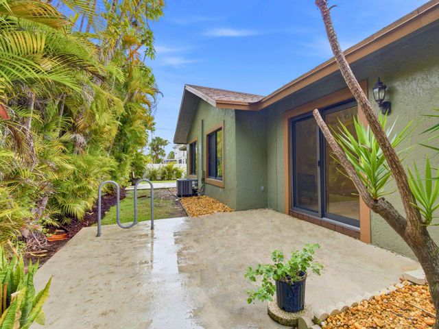 825 Dogwood Drive, Delray Beach, FL 33483