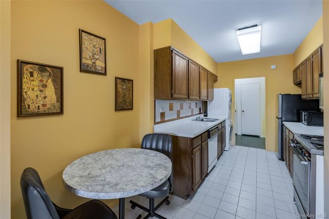 27010 Grand Central Parkway 4H, Floral Park, NY 11005