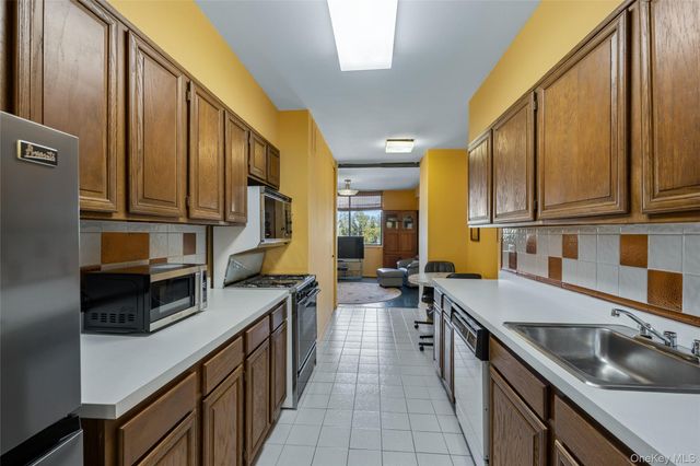 27010 Grand Central Parkway 4H, Floral Park, NY 11005
