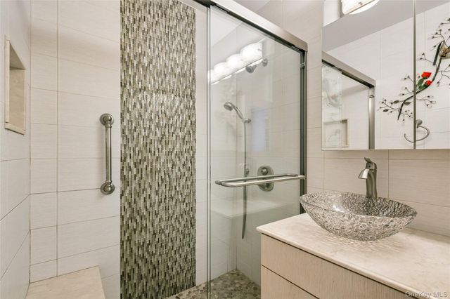27010 Grand Central Parkway 4H, Floral Park, NY 11005
