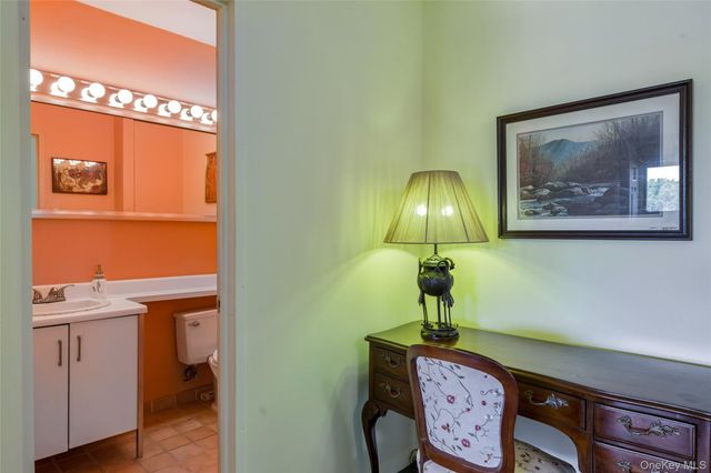 27010 Grand Central Parkway 4H, Floral Park, NY 11005