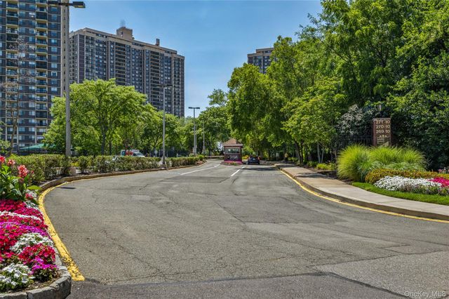 27010 Grand Central Parkway 4H, Floral Park, NY 11005