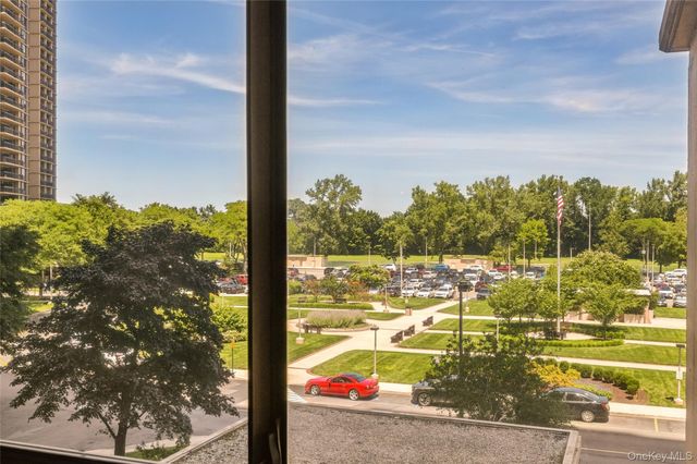 27010 Grand Central Parkway 4H, Floral Park, NY 11005