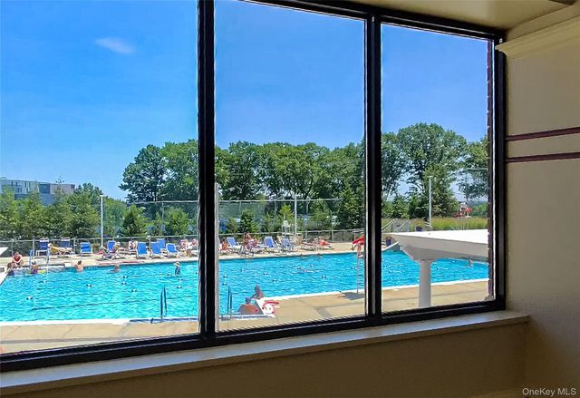 27010 Grand Central Parkway 4H, Floral Park, NY 11005
