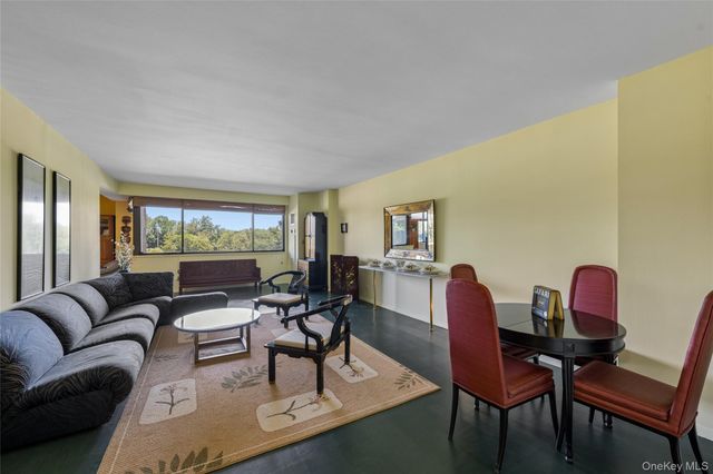 27010 Grand Central Parkway 4H, Floral Park, NY 11005