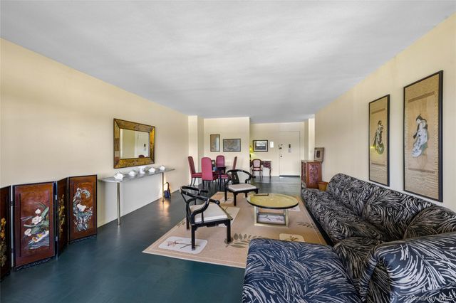 27010 Grand Central Parkway 4H, Floral Park, NY 11005