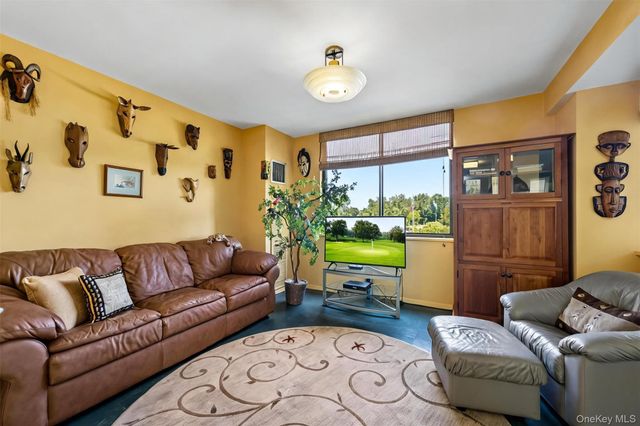 27010 Grand Central Parkway 4H, Floral Park, NY 11005