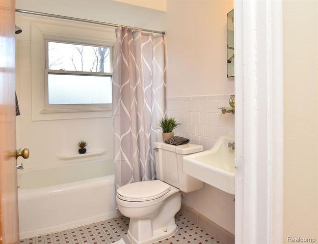 1515 W Farnum Avenue, Royal Oak, MI 48067
