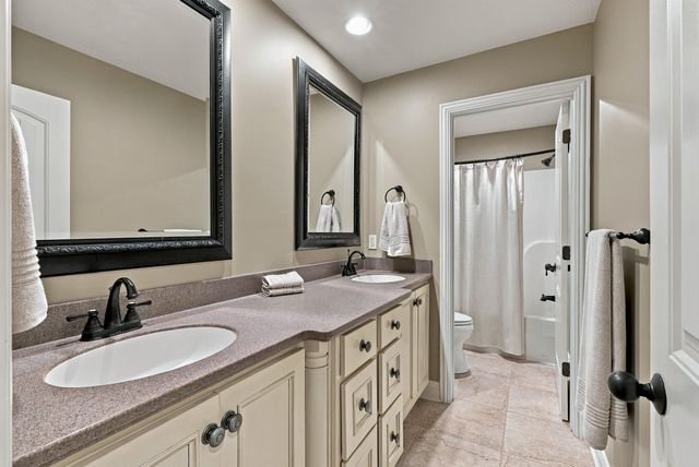 1211 SUTTON DR, Columbia, MO 65203