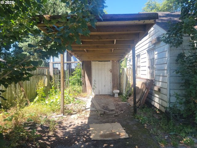 9403 Ne GERTZ Ct, Portland, OR 97211