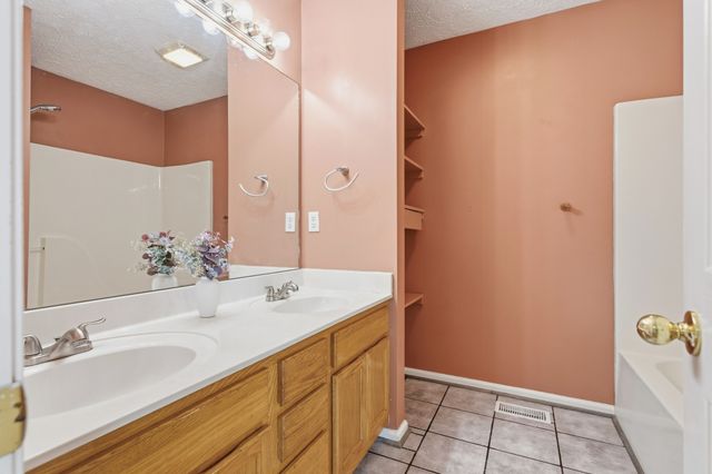 1909 Fieldstone Dr, Columbia, TN 38401