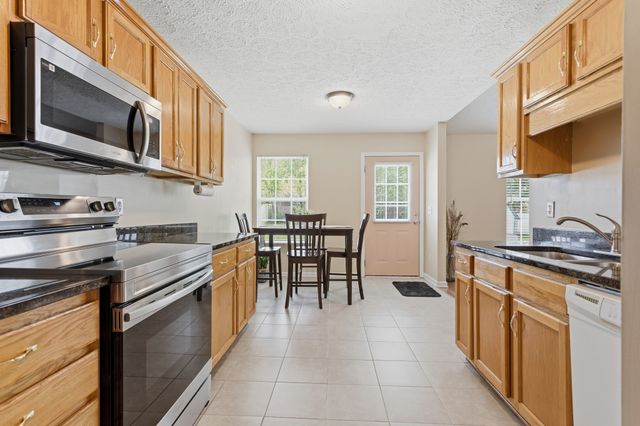 1909 Fieldstone Dr, Columbia, TN 38401