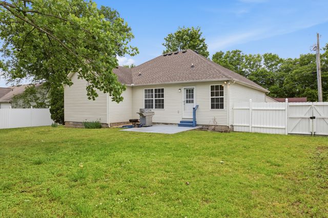 1909 Fieldstone Dr, Columbia, TN 38401