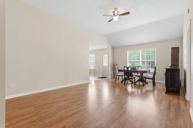 1909 Fieldstone Dr, Columbia, TN 38401