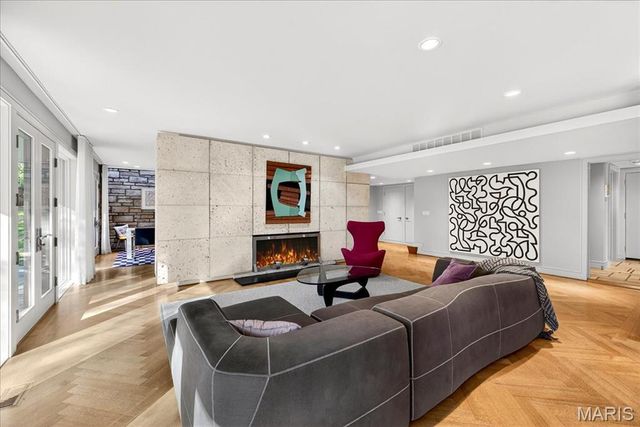 12 E Brentmoor Park, Clayton, MO 63105