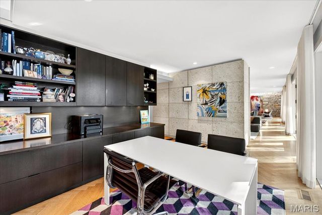 12 E Brentmoor Park, Clayton, MO 63105