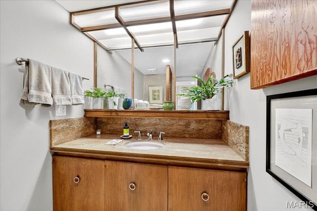 12 E Brentmoor Park, Clayton, MO 63105