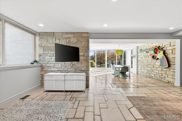 12 E Brentmoor Park, Clayton, MO 63105