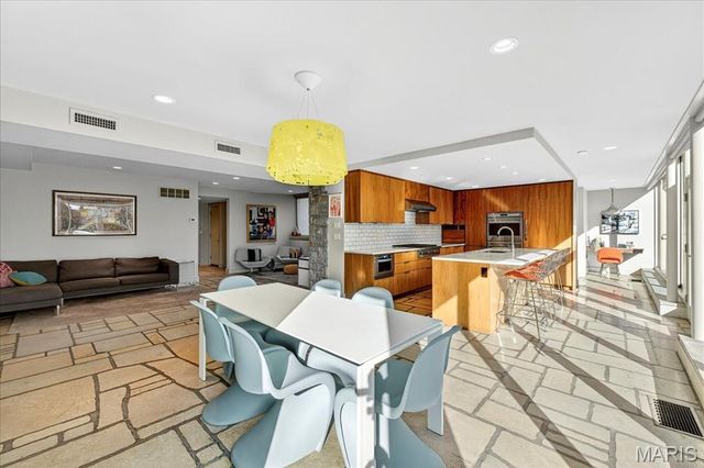 12 E Brentmoor Park, Clayton, MO 63105