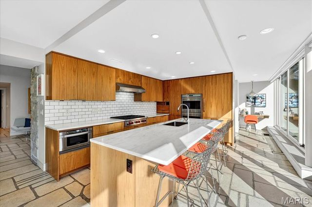 12 E Brentmoor Park, Clayton, MO 63105