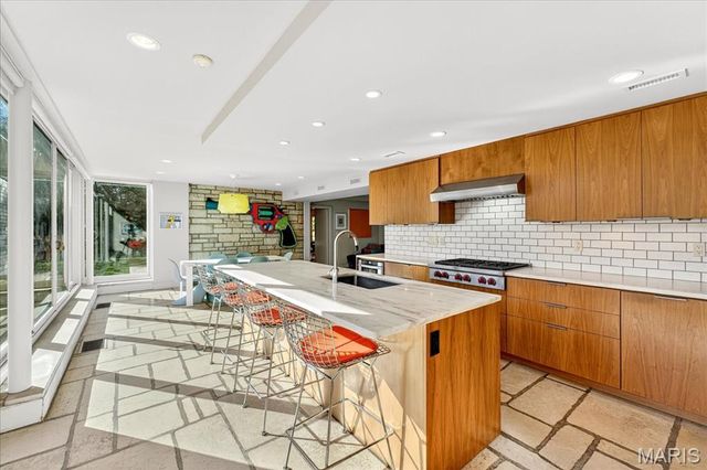 12 E Brentmoor Park, Clayton, MO 63105