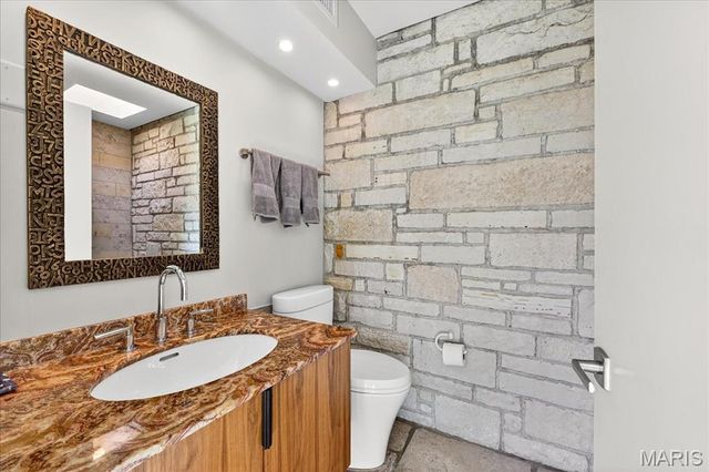 12 E Brentmoor Park, Clayton, MO 63105