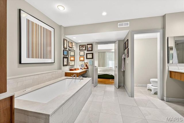 12 E Brentmoor Park, Clayton, MO 63105